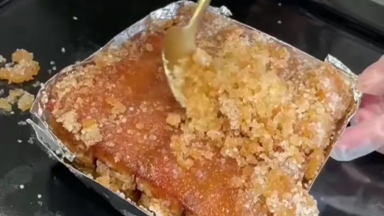 脆皮五花肉,拿出来除去海盐,翻面切成小块,记住不要切断。
