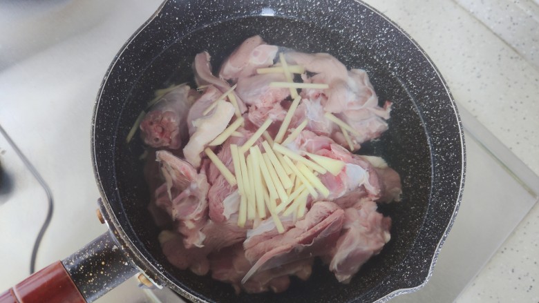 土豆焖鸭,鸭肉冷水下锅,放入一半的姜丝
