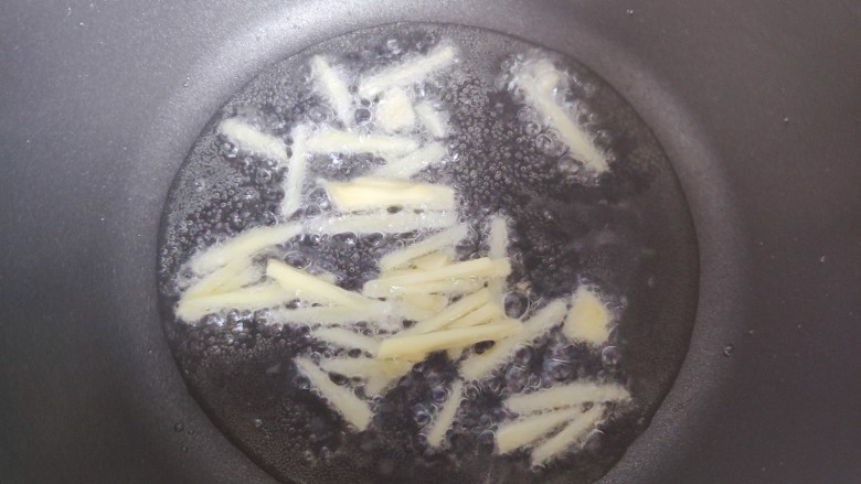 土豆焖鸭,油热,下姜丝,炒香
