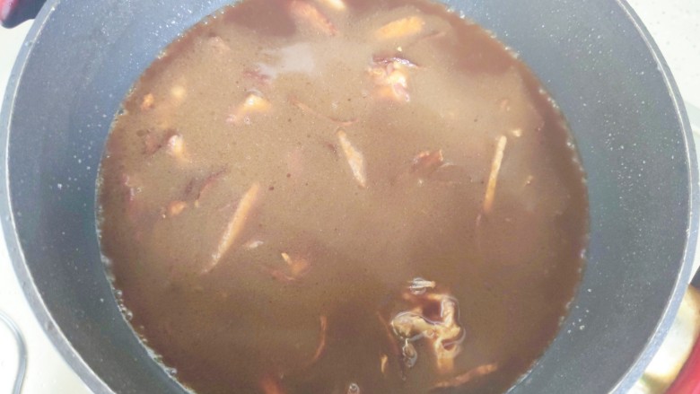 土豆焖鸭,加适量生抽和热开水,水量没过食材