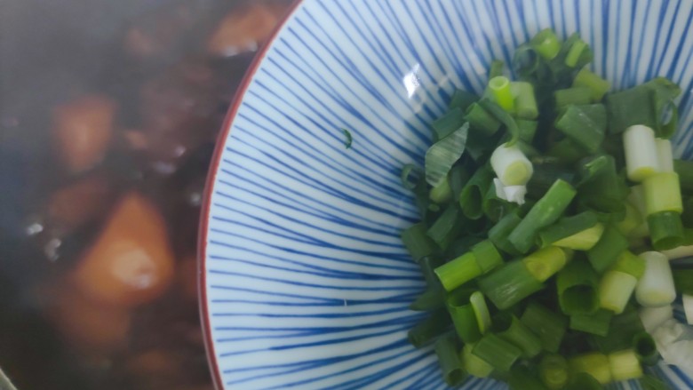 土豆焖鸭,撒上小葱,即可