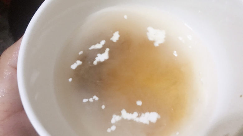 韭菜豆腐,碗中加入适量水,生粉,生抽