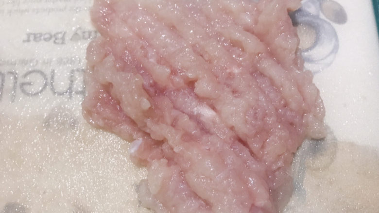 韭菜豆腐,瘦肉剁成肉末