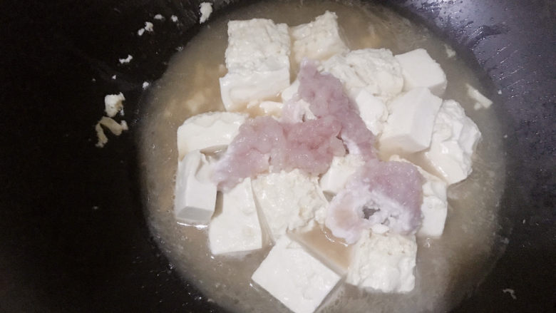 韭菜豆腐,放入肉末,倒入芡汁