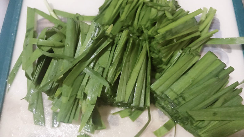 韭菜豆腐,洗干净,切成段
