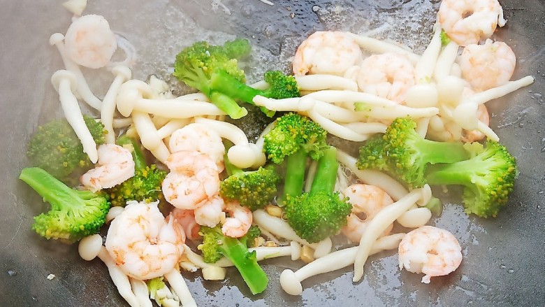 三鲜日本豆腐,加入鲜虾炒至变色,再加入西兰花和蘑菇一起翻炒均匀。