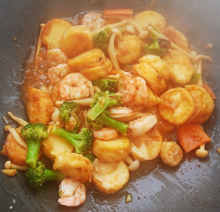 三鲜日本豆腐,加入少许<a style='color:red;display:inline-block;' href='/shicai/ 718'>料酒</a>,一勺太太乐原味鲜酱油,少许食盐和蔬菜鲜调味。