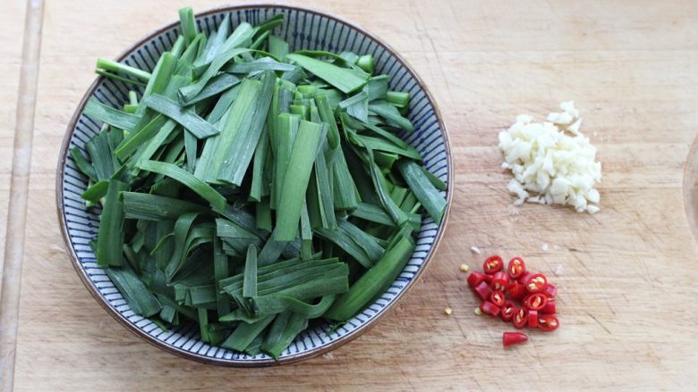 韭菜豆腐,<a style='color:red;display:inline-block;' href='/shicai/ 116'>韭菜</a>洗净切成小段,切蒜末和小米辣备用。