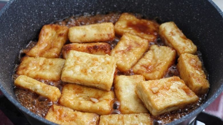韭菜豆腐,把煎好的豆腐放进去,翻炒均匀裹上汤汁。