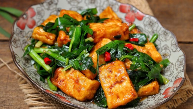 韭菜豆腐,简单下饭、营养丰富的韭菜豆腐就完成了,这个搭配真的很不错哟!