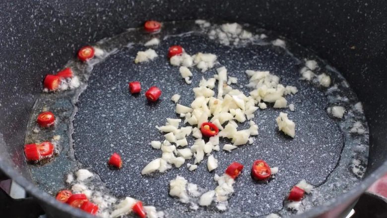 韭菜豆腐,再起油锅放入小米辣和蒜末,小火炒出香味。