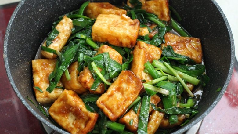 韭菜豆腐,最后放入韭菜混合翻炒均匀,关火盛出即可。