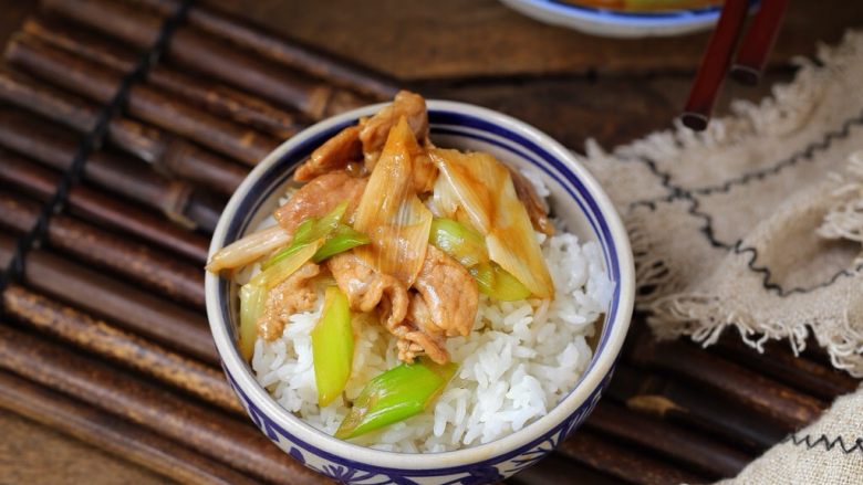 家常炒肉片,记得米饭要多煮一些哟!