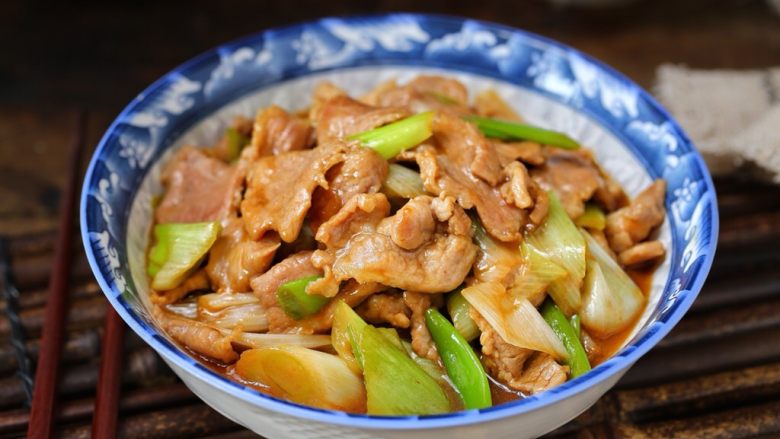 家常炒肉片,一道简单快手、美味营养的家常炒肉片就做好了,记得米饭要多煮一些哟!
