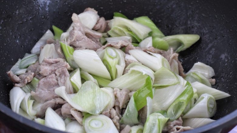 家常炒肉片,接着把大葱块放进去,大火混合翻炒约三十秒左右。