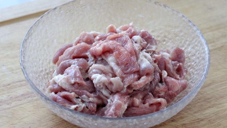 家常炒肉片,用手抓拌均匀后放置一旁,腌制10-15分钟。这一步骤可以使炒好的肉片口感嫩滑,而且更加入味。