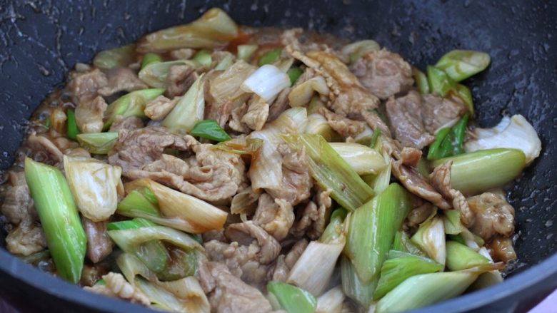 家常炒肉片,然后把调味汁淋入锅中,继续用大火快速翻炒均匀关火即可。