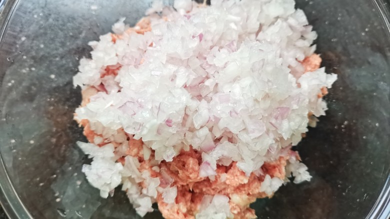 洋葱肉包,肉末,洋葱末放入大碗中
