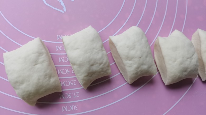洋葱肉包,切成等分的挤子