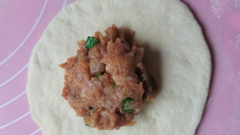 洋葱肉包,揉圆擀成中间厚边薄的包子皮,放入肉馅