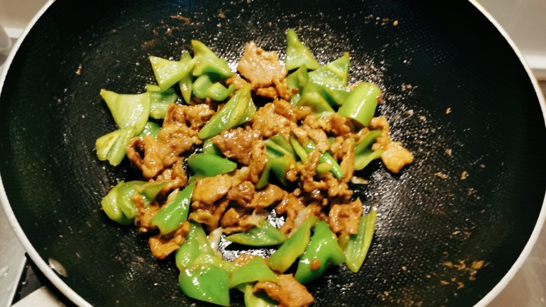 家常炒肉片,食材完全成熟，关火出锅。