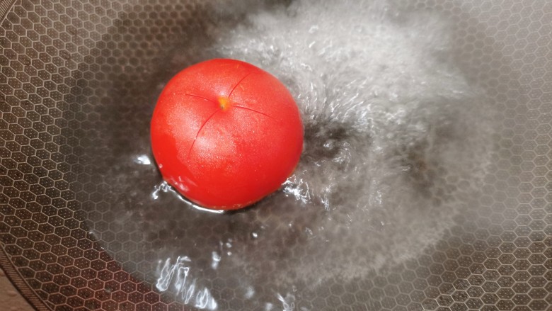 煎西红柿,锅里烧开水,把番茄放入焯一下水