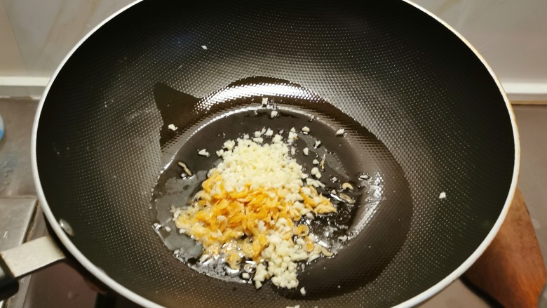 虾皮拌芹菜,起油锅放入食用油,油热后放入蒜碎和虾皮炒出香味。