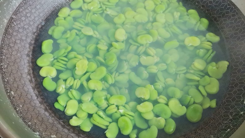 蚕豆糕,然后把蚕豆放入锅中煮熟,大概几分钟的样子