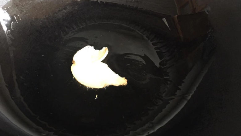 糖醋草鱼,热锅倒油,下入姜片