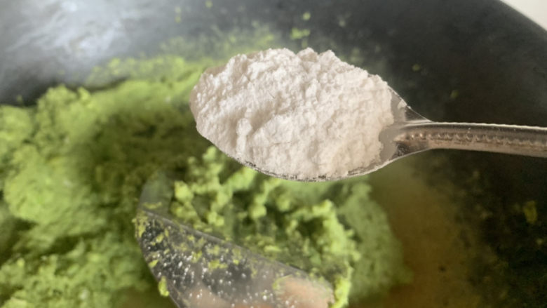 蚕豆糕,加入淀粉帮助吸取水份,炒至成块