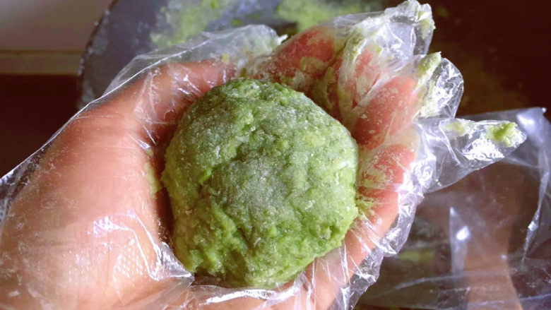蚕豆糕,带上手套,将炒好的蚕豆泥揪成剂子,揉成团,占一些糯米粉,放进模具