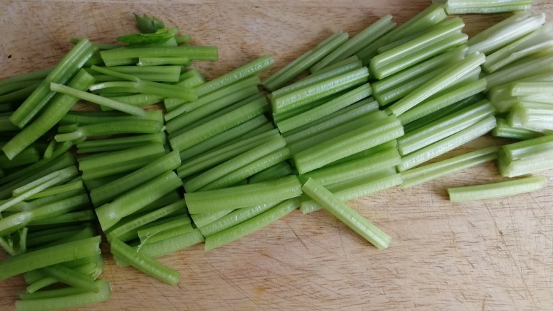 虾皮拌芹菜,清水里加少许小苏打洗干净,控水切段。