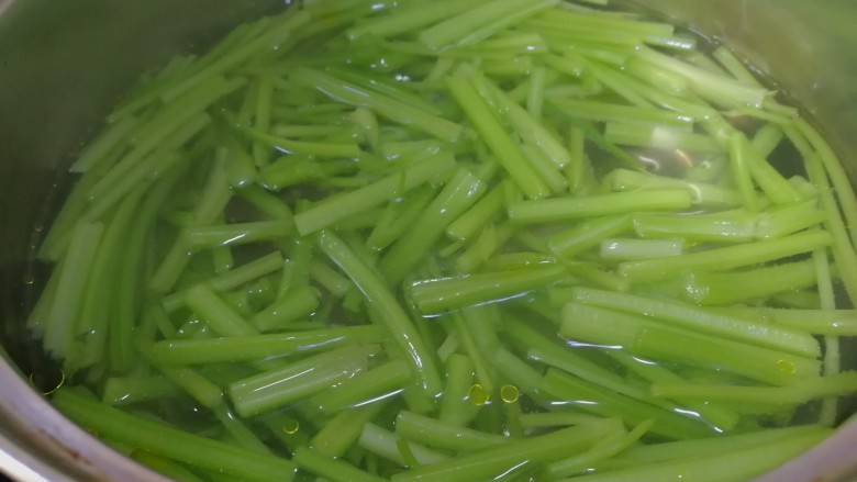 虾皮拌芹菜,开水里加几滴食用油,放入芹菜段焯水1分钟。