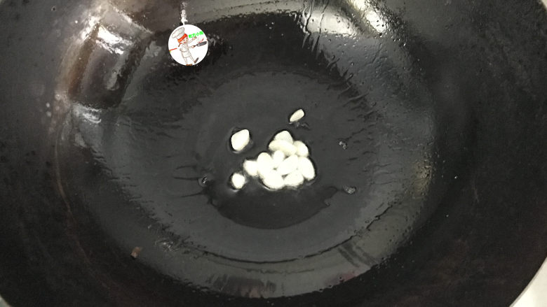 豌豆炒胡萝卜,锅热倒油,下蒜片爆香