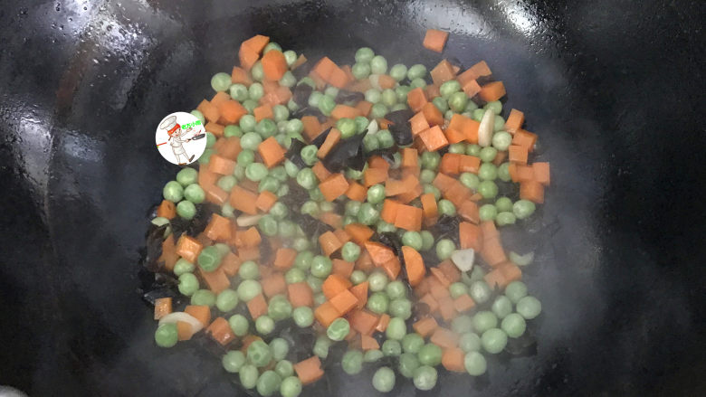 豌豆炒胡萝卜,最后收浓汤汁,即可