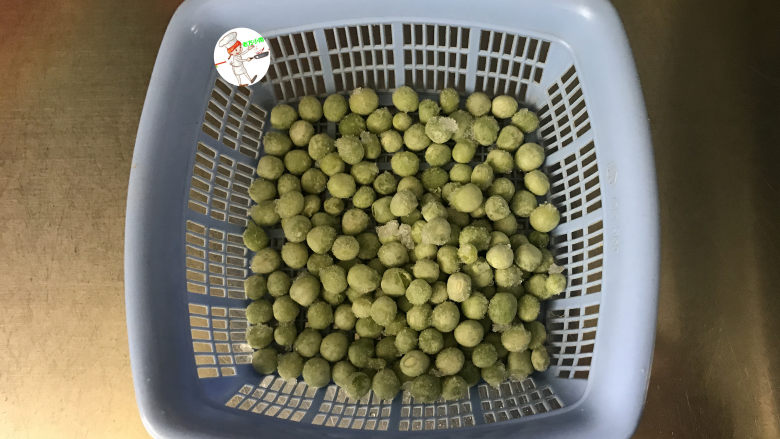 豌豆炒胡萝卜,豌豆,是我自己剥好放冰箱冷冻的; 取出室温化冻后冲洗干净就可以了