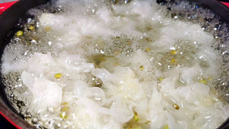 红枣绿豆汤,水开转小火,打去浮末