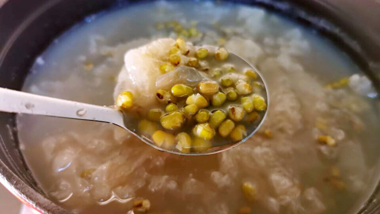 红枣绿豆汤,绿豆看来一整棵,里面已软绵