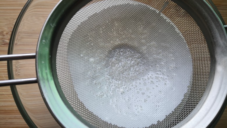 芒果糯米糍,过一下筛,使做出来的糯米糍更细腻