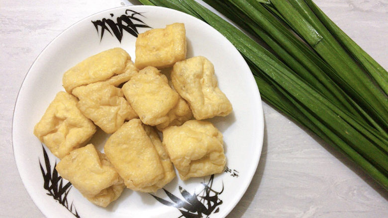 韭菜豆腐,主要食材如图所示示意,豆腐泡、<a style='color:red;display:inline-block;' href='/shicai/ 116'>韭菜</a>