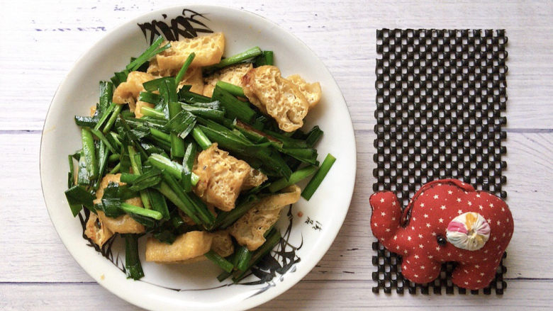 韭菜豆腐,翻炒均匀后,即可食用。