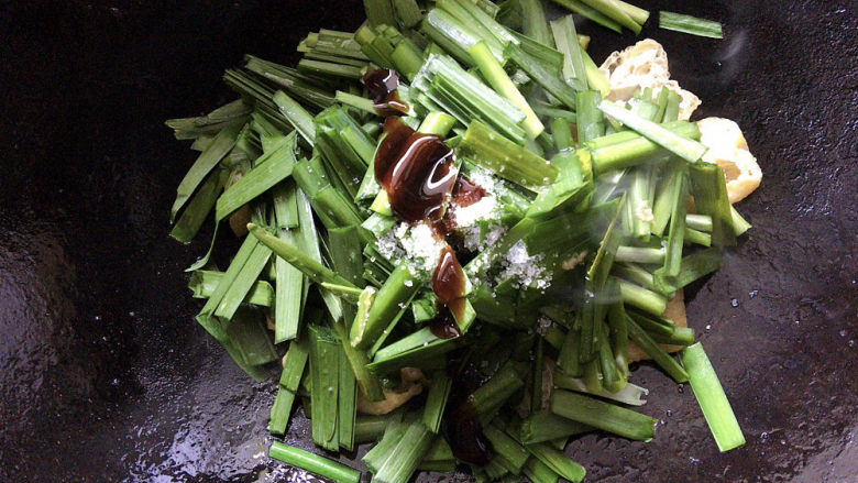 韭菜豆腐,一勺盐,适量蚝油