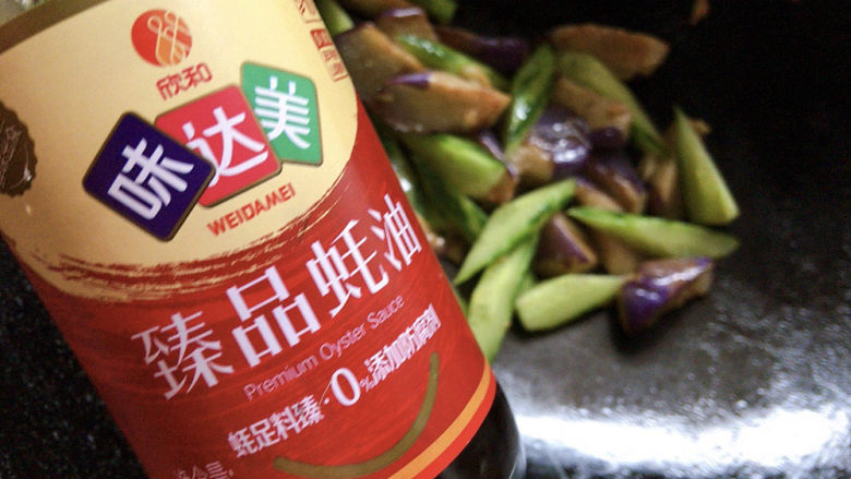 黄瓜茄子,加蚝油适量,糖、生抽少许翻炒一下