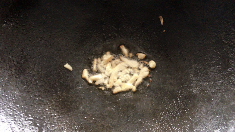 黄瓜茄子,锅烧热油,加入蒜瓣爆炒出香味