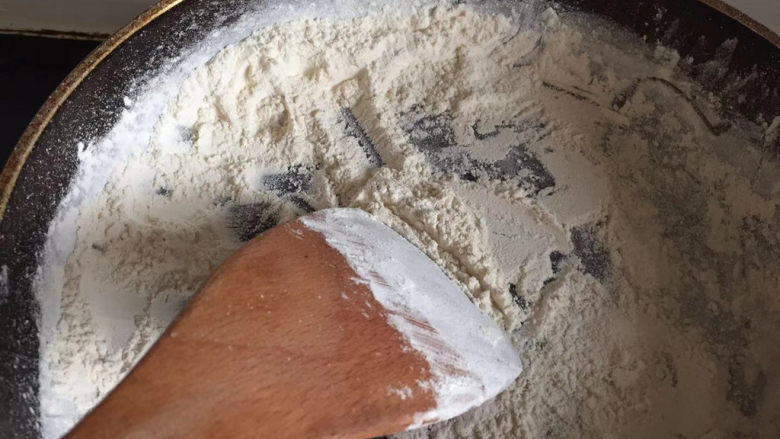 芒果糯米糍,另起一锅,倒入两小勺糯米粉,小火炒至微黄