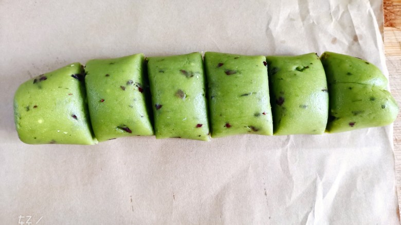 蚕豆糕,分成大小均匀的剂子,每个大概40克