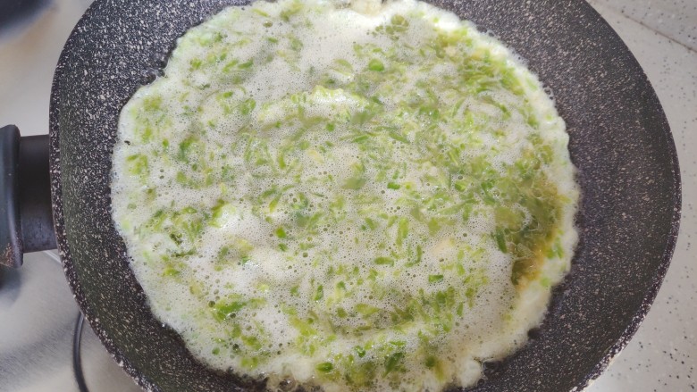 苦瓜摊鸡蛋,油热后下鸡蛋液,摊圆