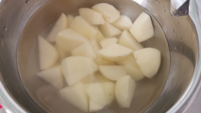 土豆焖鸭,泡在清水里备用