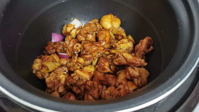 土豆焖鸭,铺平,盖上锅盖