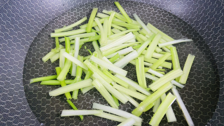 虾皮拌芹菜,锅中加入适量清水大火烧开,放入芹菜